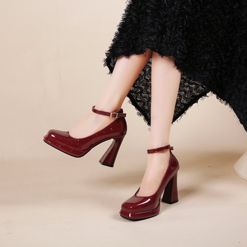 Fashionable high-heeled shoes. - Leather Classic Strap recension och pris